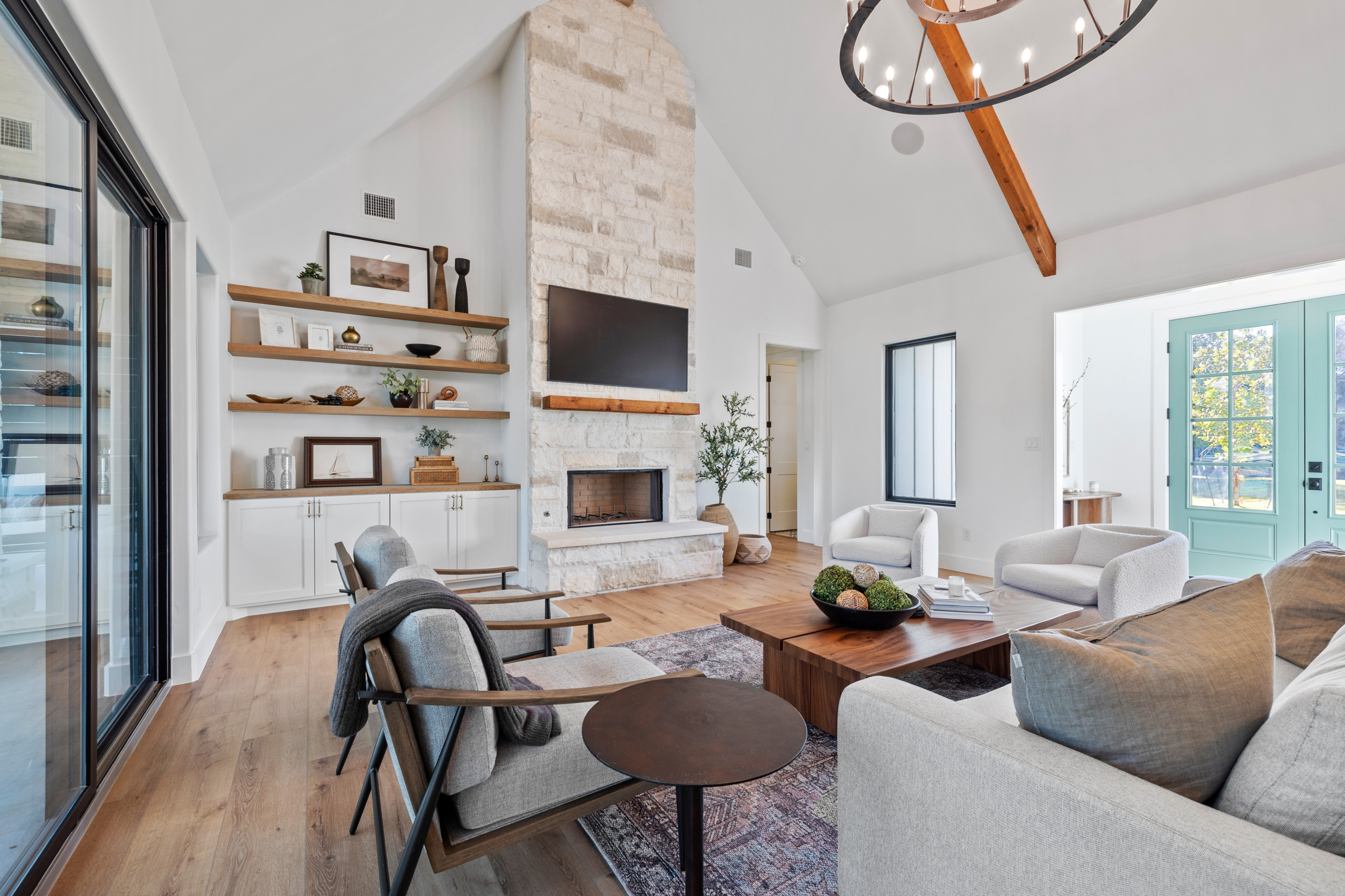 カントリー風のおしゃれなリビング (全タイプの天井の仕上げ) の