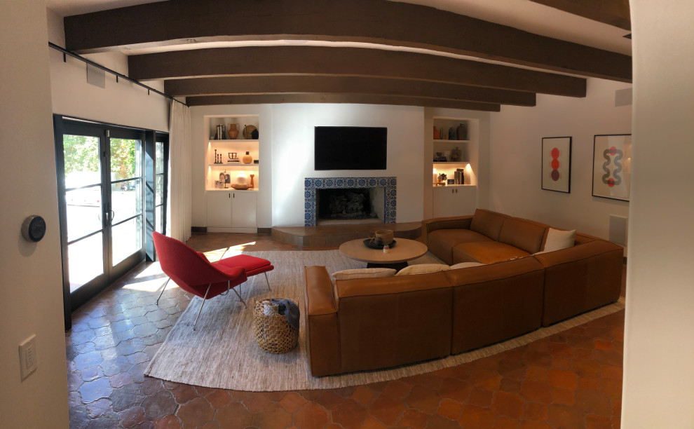 Mittelgroßes, Abgetrenntes Klassisches Heimkino mit weißer Wandfarbe, Terrakottaboden, TV-Wand und orangem Boden in Phoenix
