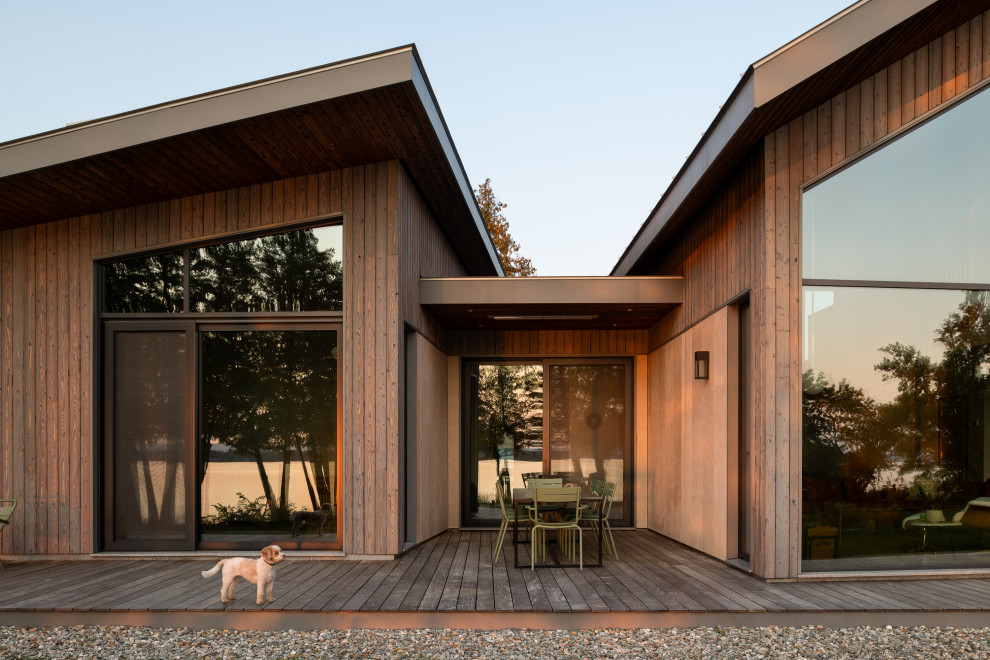 Example of a minimalist home design design in Burlington