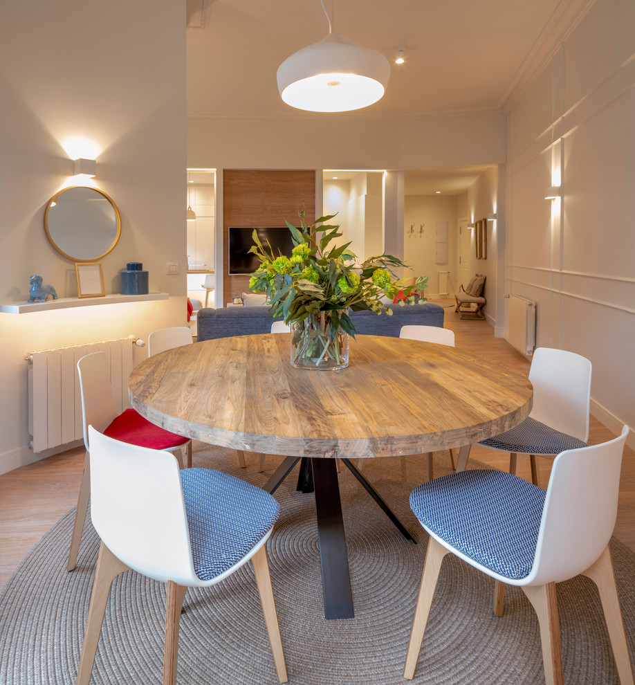 Diseño de comedor actual grande abierto sin chimenea con suelo de madera en tonos medios, paredes beige y suelo marrón
