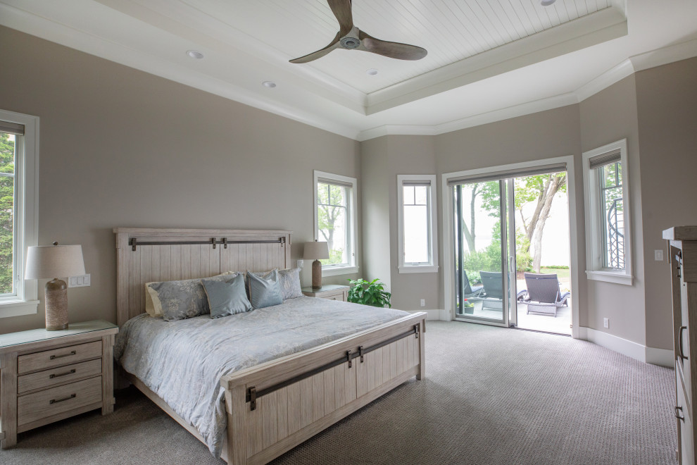 ミルウォーキーにある広いビーチスタイルのおしゃれな主寝室 (グレーの壁、カーペット敷き、グレーの床、塗装板張りの天井)