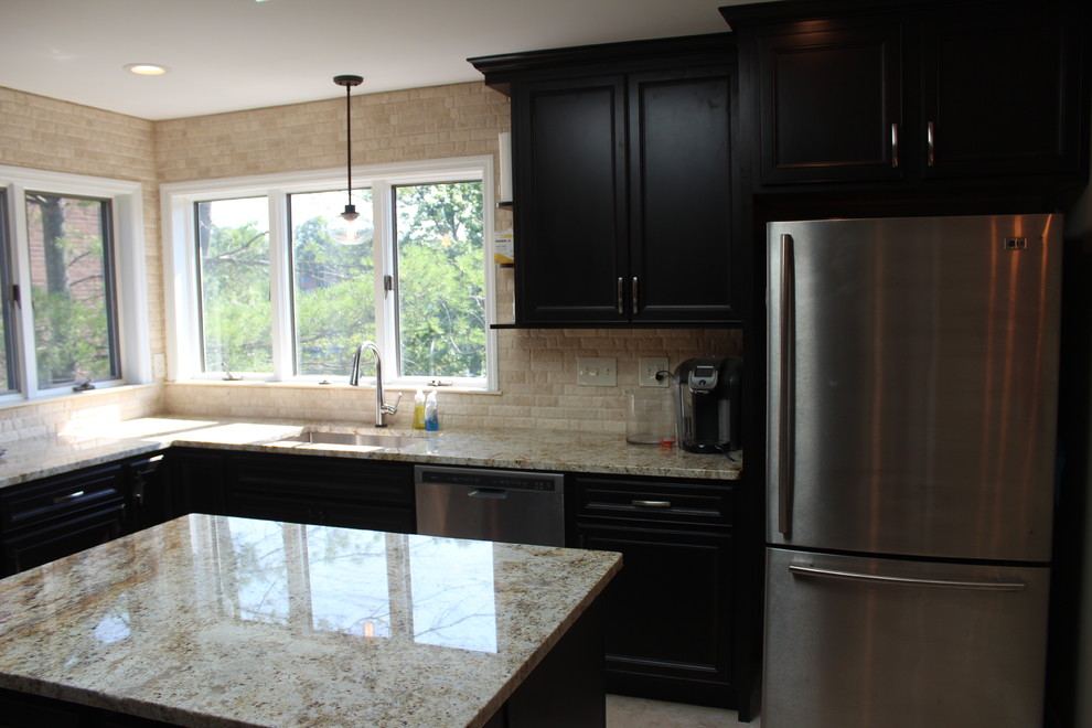 Transitional home design photo in Cincinnati
