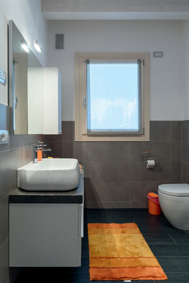 This is an example of a modern bathroom in Venice.