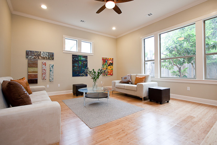 This is an example of a modern living room in Austin.