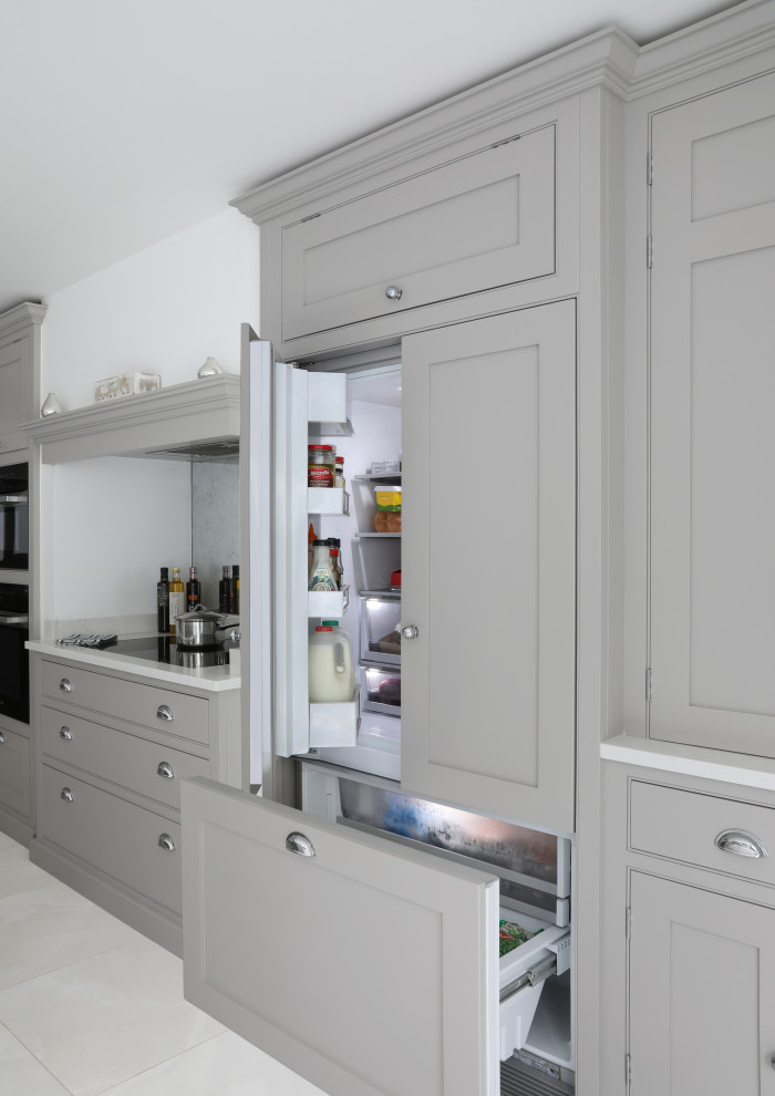 Esempio di una cucina classica di medie dimensioni con lavello sottopiano, ante in stile shaker, ante grigie, top in quarzite, paraspruzzi grigio, paraspruzzi a specchio, elettrodomestici neri, pavimento in gres porcellanato, pavimento bianco e top bianco