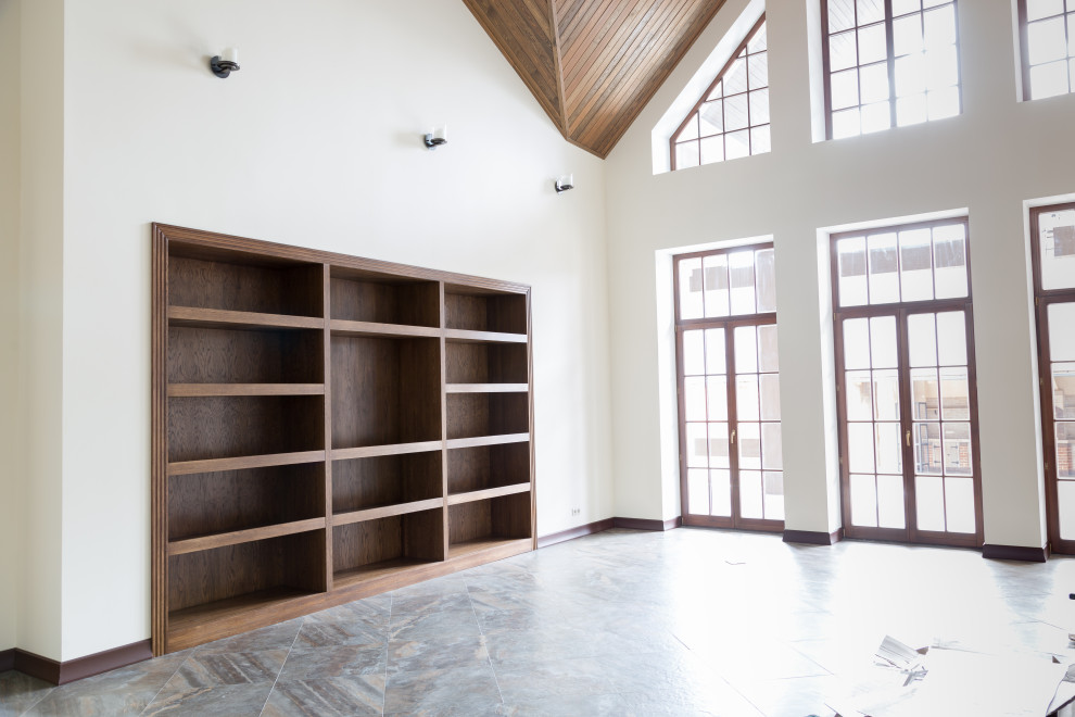 Встроенный открытый шкаф в каминной из дуба в масле