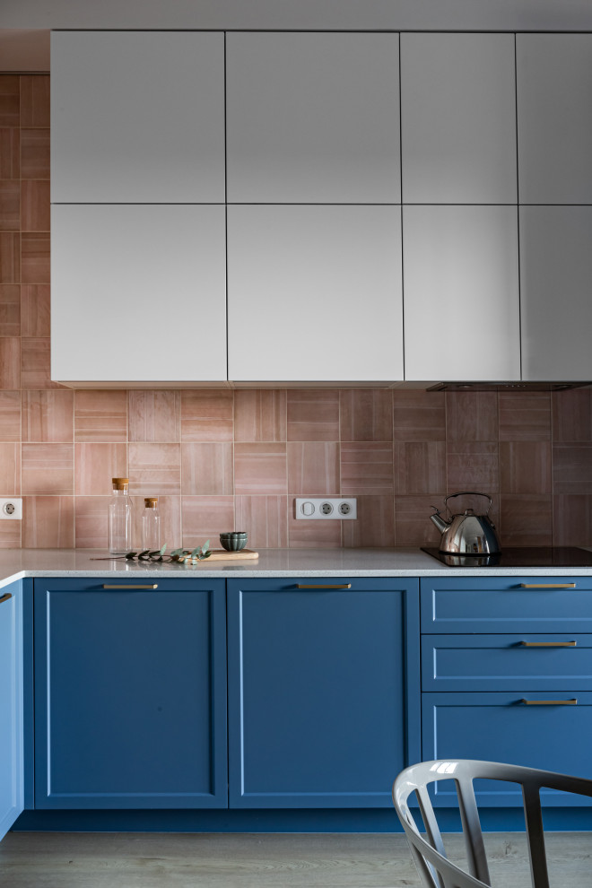 Кухня в Петергофе с высокими потолками