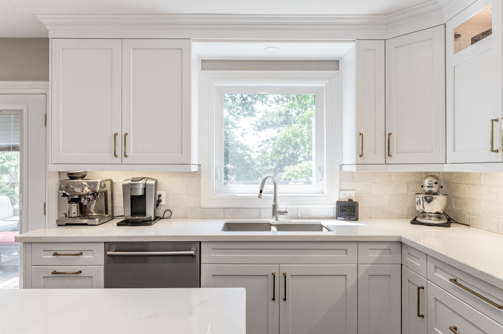 Kitchen - transitional kitchen idea