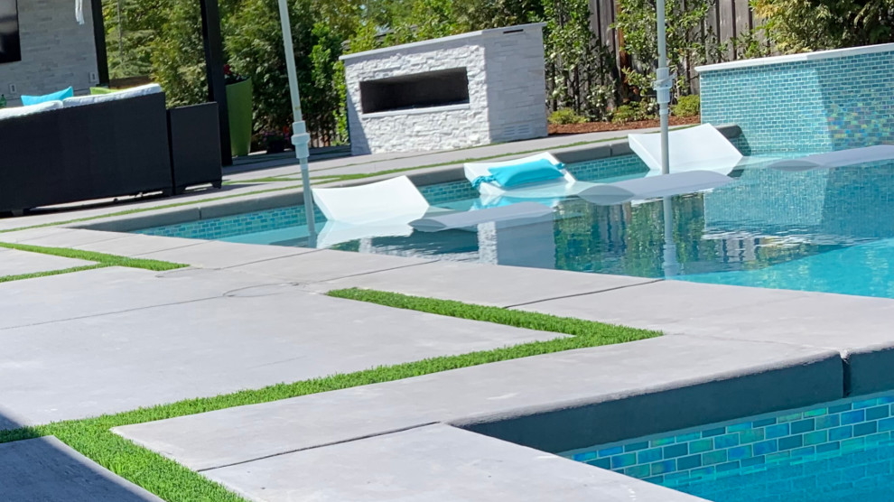 Idee per una piscina classica rettangolare di medie dimensioni e dietro casa con paesaggistica bordo piscina e lastre di cemento