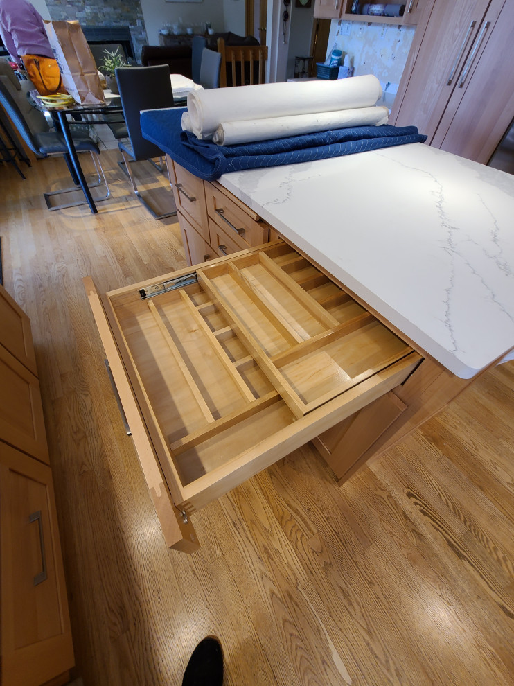 Immagine di una cucina contemporanea di medie dimensioni con ante in stile shaker, ante in legno chiaro, top in quarzo composito e top bianco
