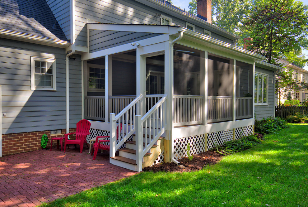 Inspiration for a mid-sized traditional side yard screened-in verandah in Richmond with decking and a roof extension.