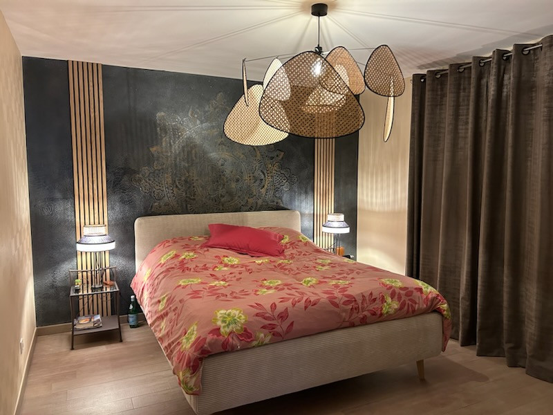 Стильный дизайн: спальня среднего размера в морском стиле с бежевыми стенами, полом из ламината, бежевым полом и деревянными стенами без камина - последний тренд