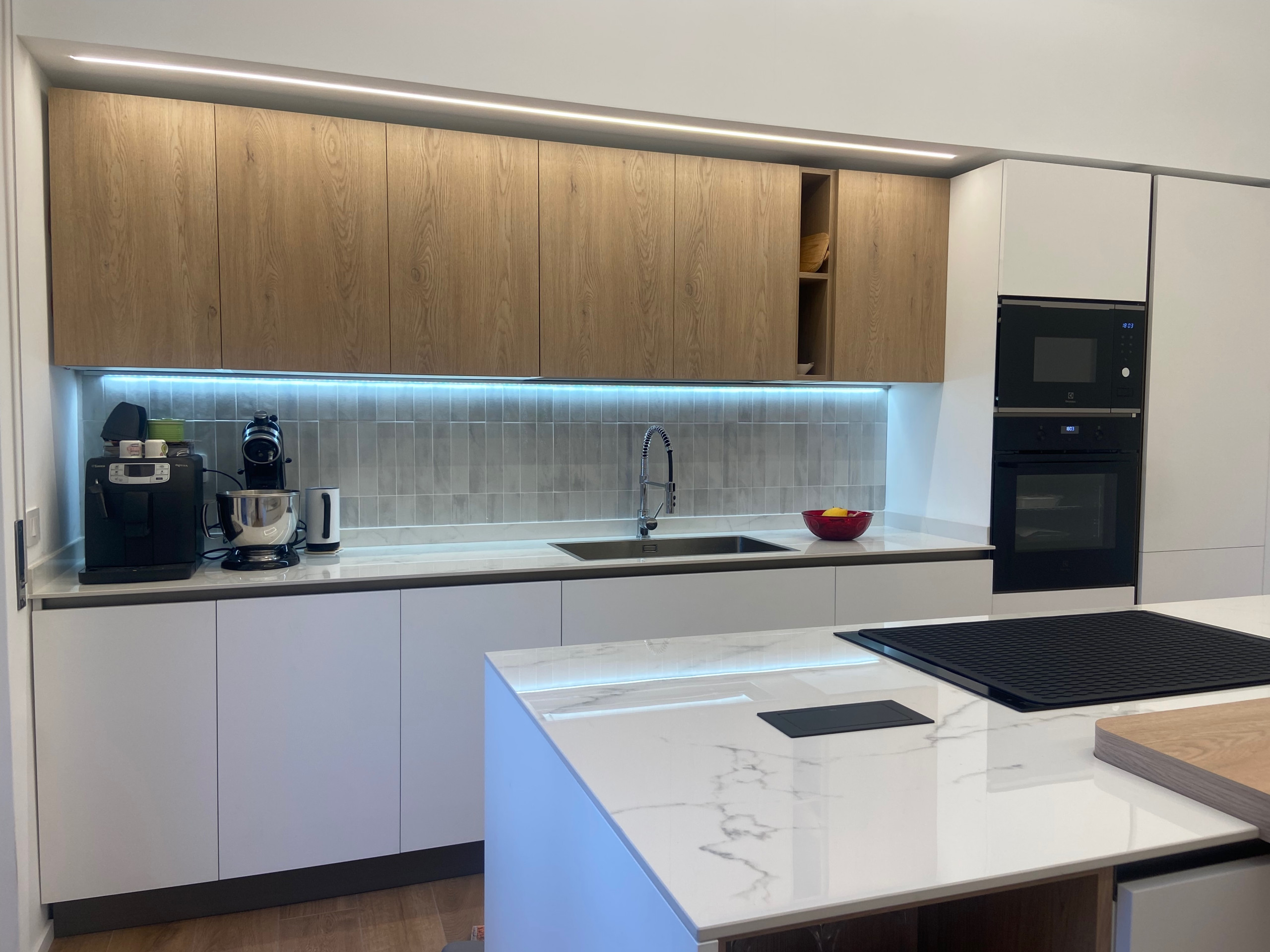 Quattro vetrate industriali nel living