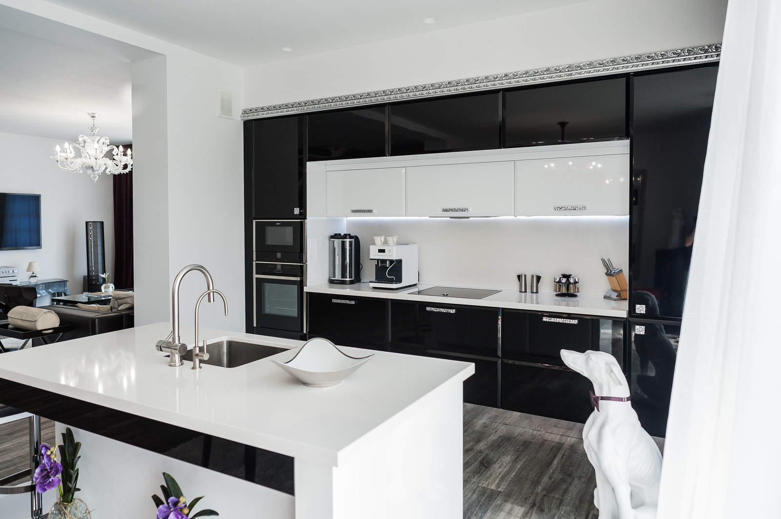 Дом с лошадиным бюстом