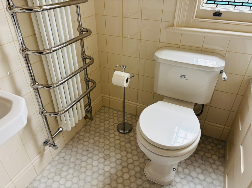 Family Bathroom, N12