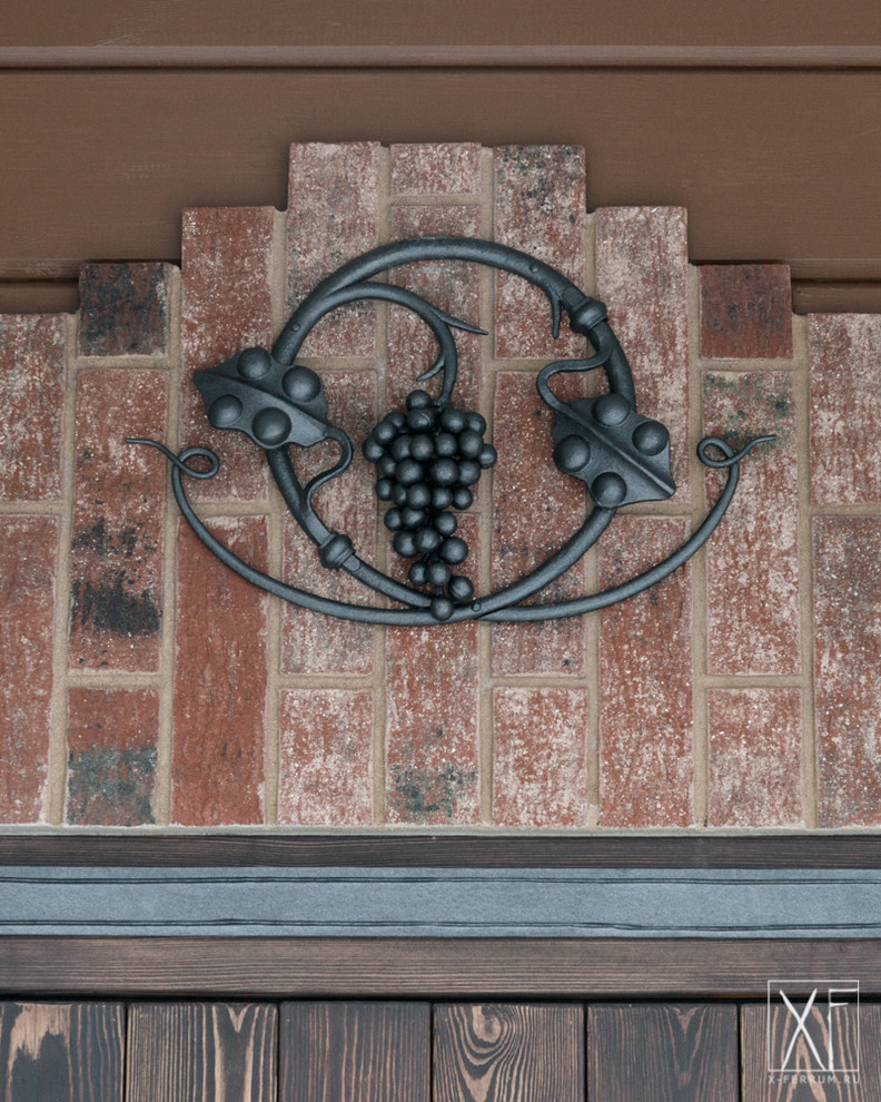 Декоративные кованные элементы и механический замок для двери в погреб