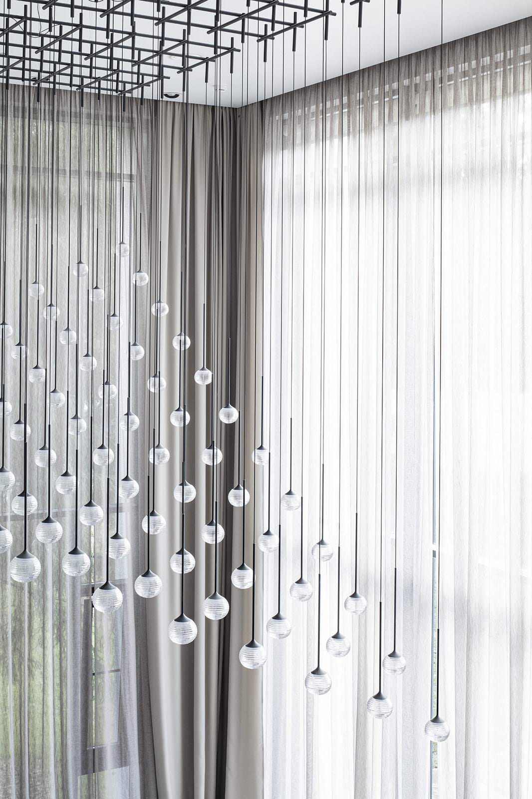 Большой красивый белый дом