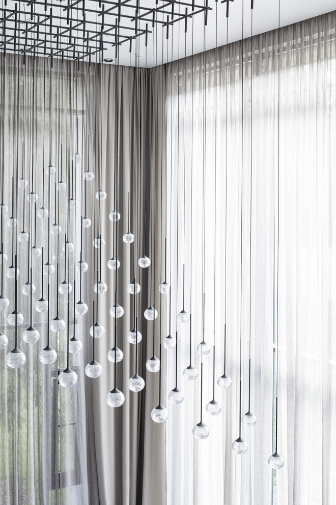 Большой красивый белый дом