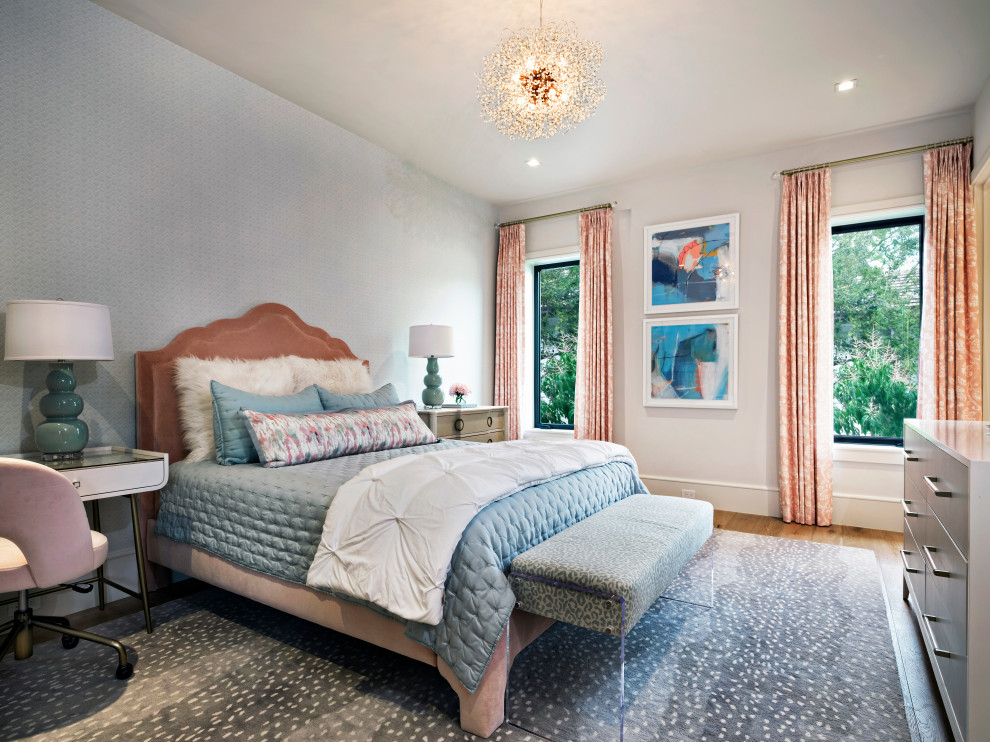 На фото: гостевая спальня среднего размера, (комната для гостей): освещение в стиле модернизм с синими стенами, светлым паркетным полом и коричневым полом с