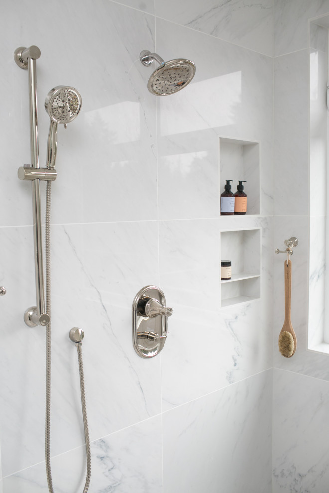 Inspiration för ett mellanstort funkis en-suite badrum, med ett fristående badkar och en dusch/badkar-kombination