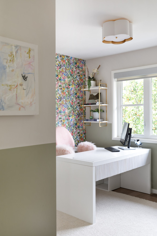 Idée de décoration pour un petit bureau bohème avec un mur multicolore, parquet clair, aucune cheminée, un bureau indépendant, un sol marron et du papier peint.