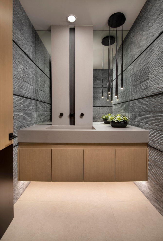 Diseño de cuarto de baño único y flotante moderno grande con armarios con paneles lisos, baldosas y/o azulejos grises, baldosas y/o azulejos de piedra, paredes grises, lavabo integrado, encimera de cuarcita y suelo beige