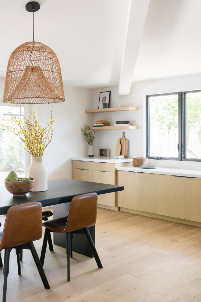 Idee per una sala da pranzo aperta verso la cucina scandinava di medie dimensioni con pareti bianche, parquet chiaro, pavimento marrone e soffitto a volta
