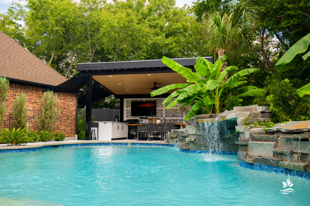 Geräumiger Asiatischer Schwimmteich hinter dem Haus in individueller Form mit Sichtschutz und Natursteinplatten in Dallas