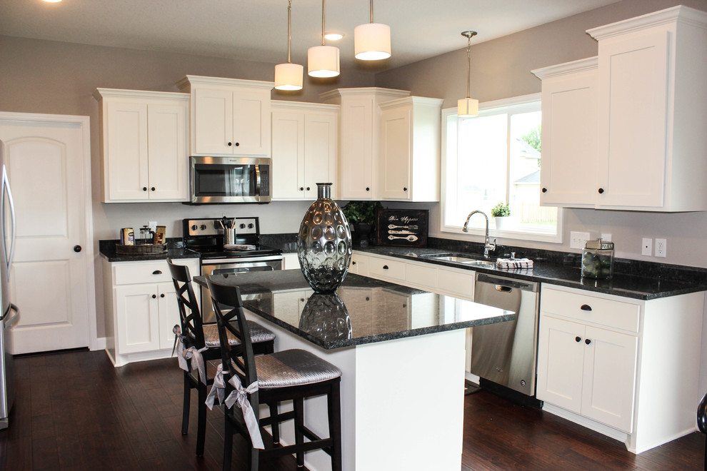 Kitchen - transitional kitchen idea in Minneapolis