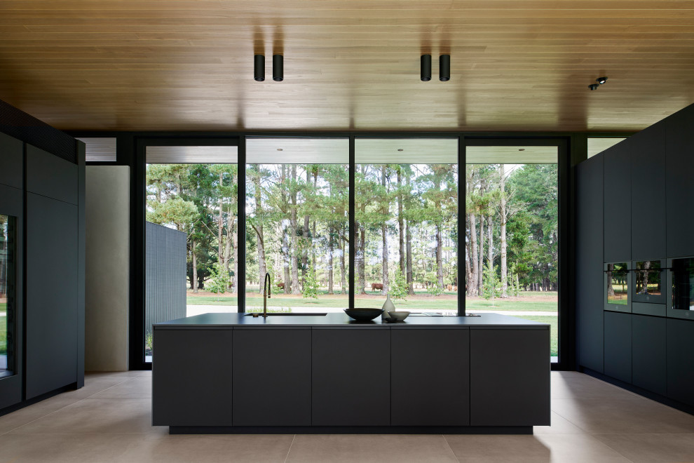 Idee per un cucina con isola centrale minimalista di medie dimensioni con lavello sottopiano, elettrodomestici neri e soffitto in legno
