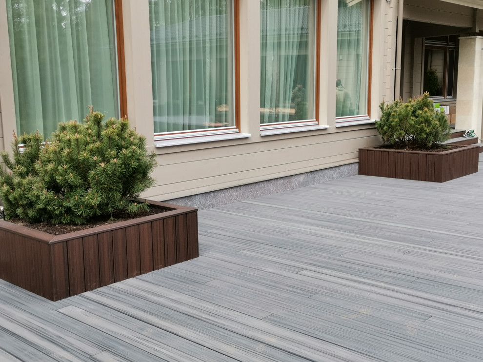 Террасы у дома в лесу