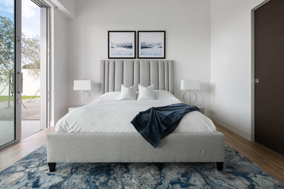 Mittelgroßes Modernes Gästezimmer mit weißer Wandfarbe, Porzellan-Bodenfliesen, braunem Boden und gewölbter Decke in Tampa
