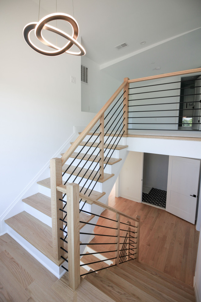Modelo de escalera suspendida contemporánea de tamaño medio con escalones de madera, contrahuellas de madera pintada, barandilla de varios materiales y machihembrado