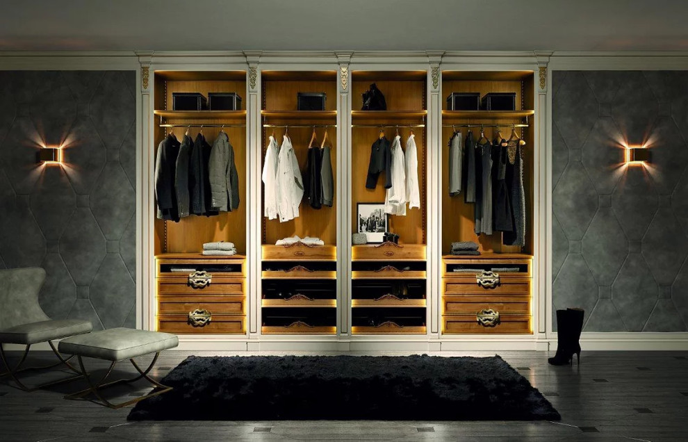Cette photo montre une armoire encastrée de taille moyenne et neutre avec un placard avec porte à panneau encastré, des portes de placard blanches, parquet clair, un sol blanc et un plafond en bois.
