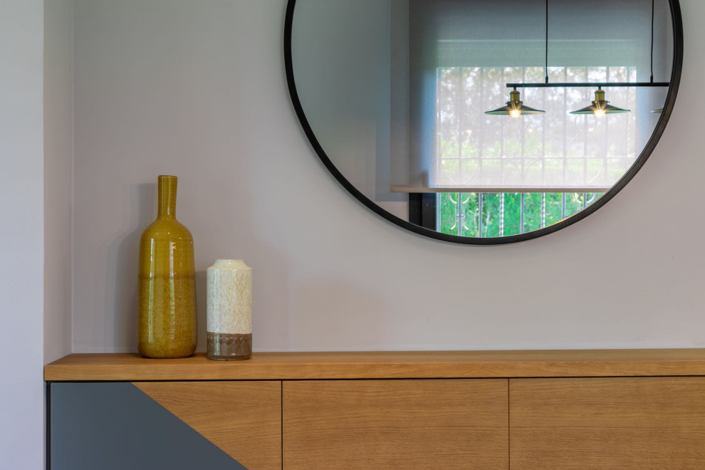Imagen de comedor rural pequeño abierto con paredes blancas, suelo de baldosas de porcelana, suelo marrón, madera y cortinas