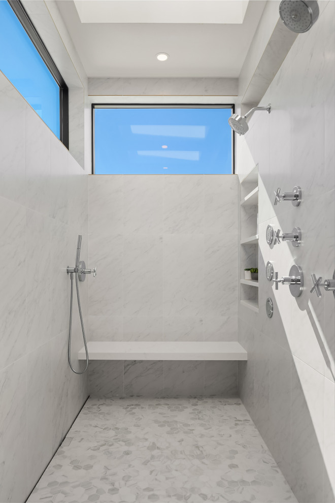 На фото: ванная комната в стиле неоклассика (современная классика) с сиденьем для душа с