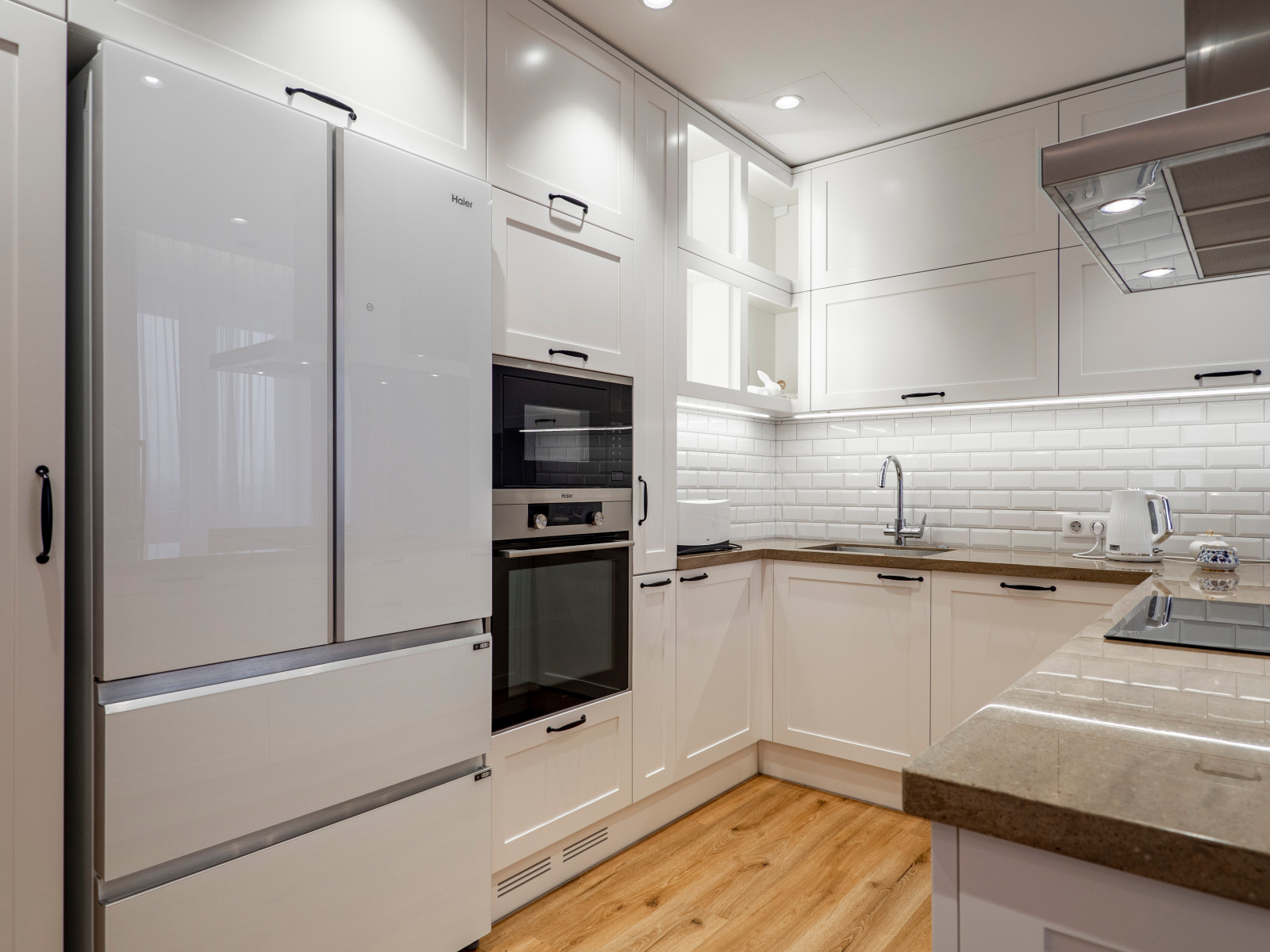 Стильная неоклассическая кухне в белом цвете