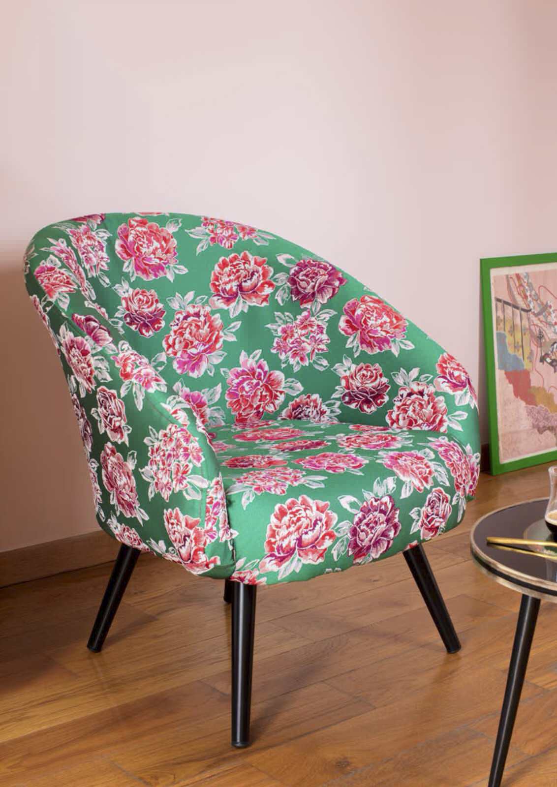 Стильная обивка мебели интересными тканями