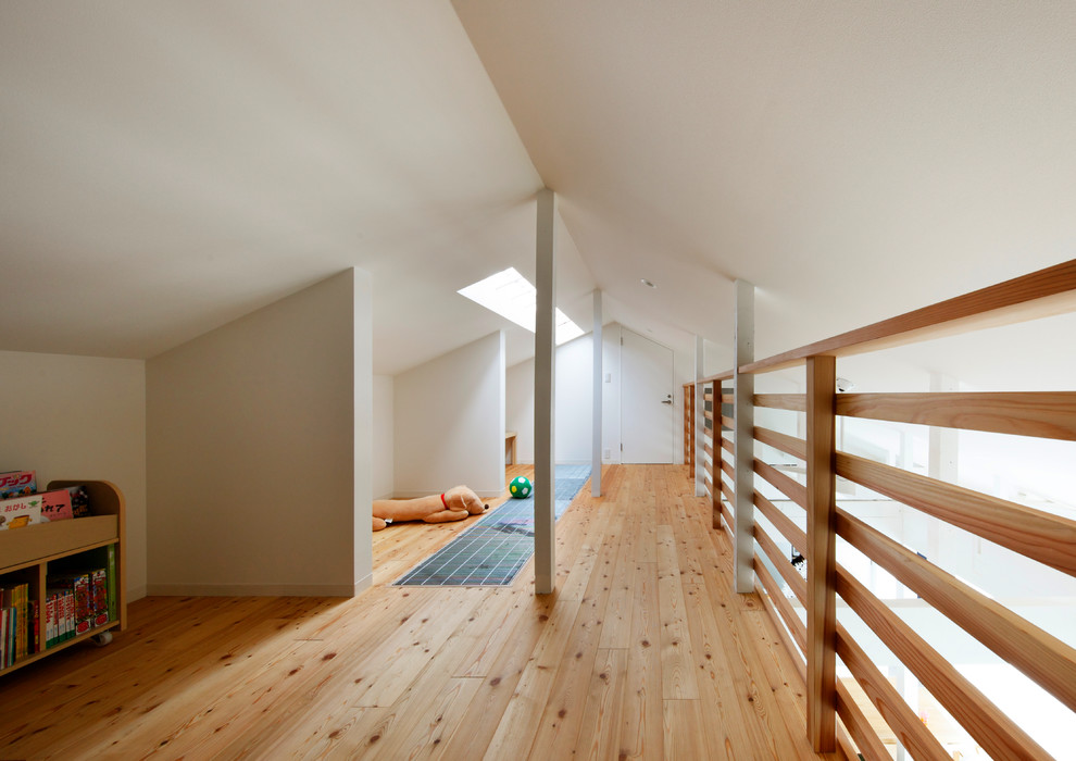 Design ideas for a scandinavian kids' playroom in Osaka with white walls, light hardwood floors and brown floor.