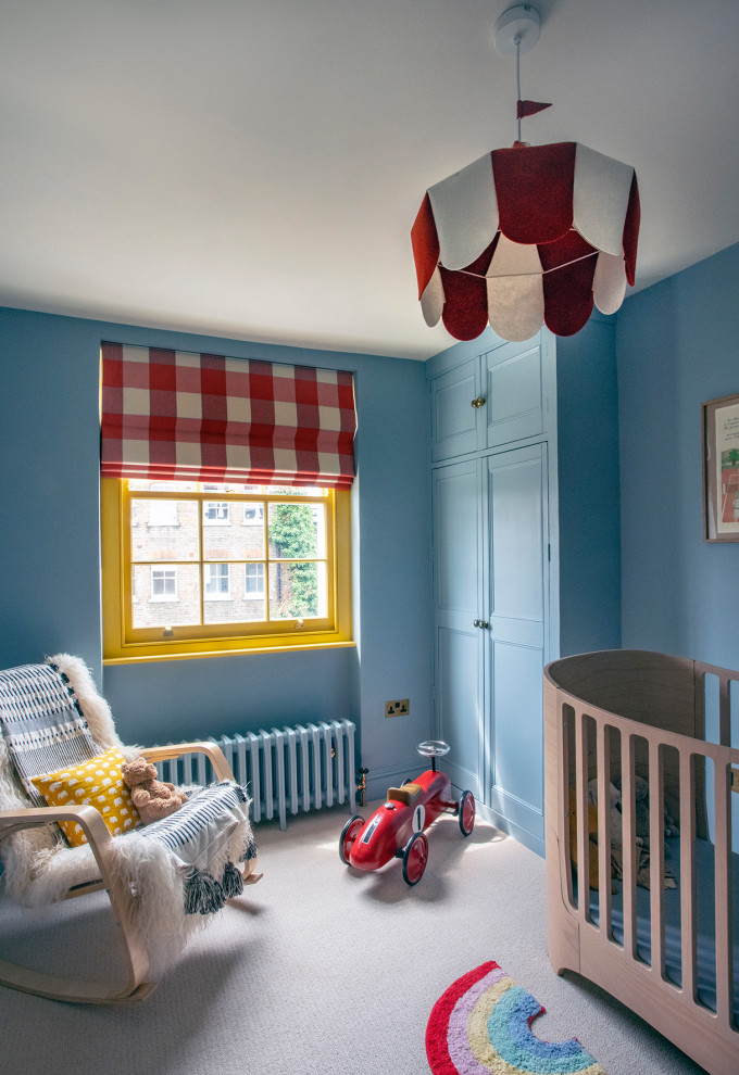 Inspiration pour une chambre de bébé neutre design de taille moyenne avec un mur bleu et moquette.