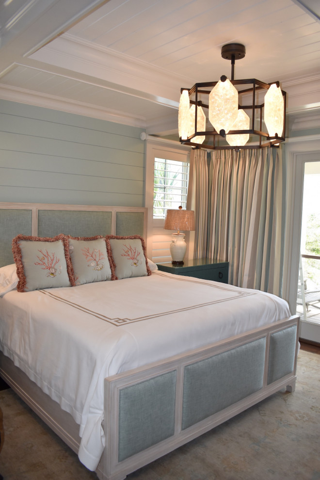 Пример оригинального дизайна: гостевая спальня (комната для гостей) в морском стиле с кессонным потолком и стенами из вагонки