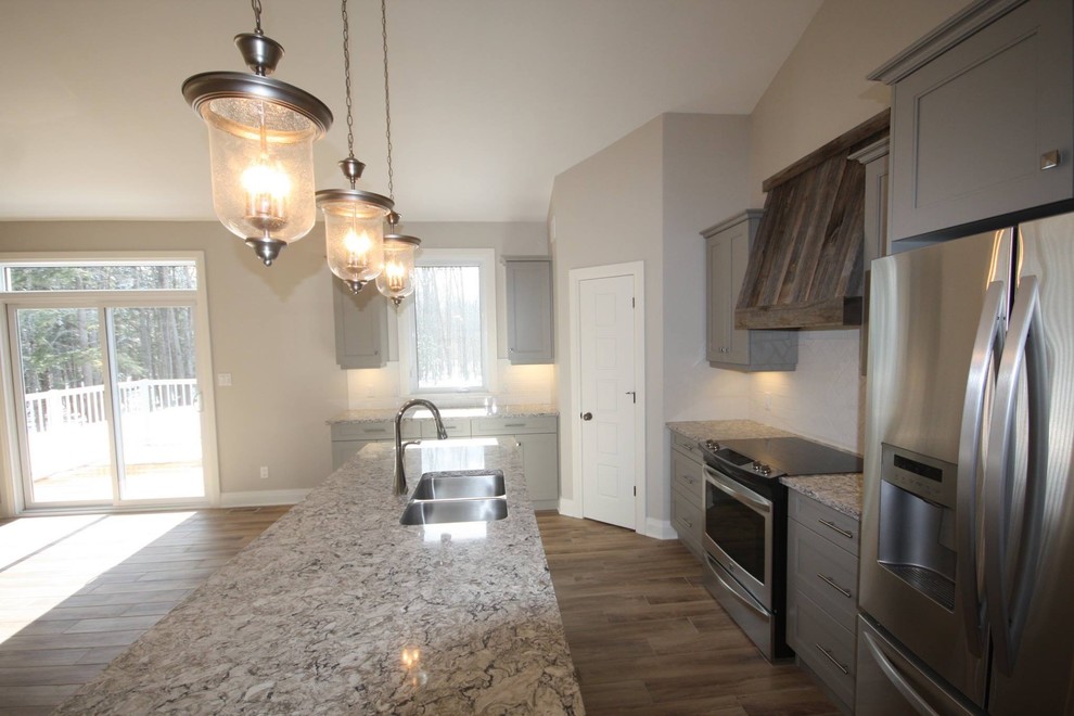 Transitional kitchen photo in Ottawa