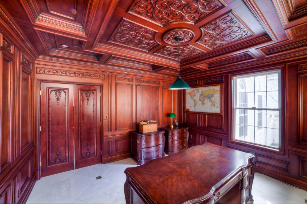 Foto de estudio clásico grande con paredes marrones, suelo de madera en tonos medios, escritorio independiente, suelo marrón, casetón y panelado