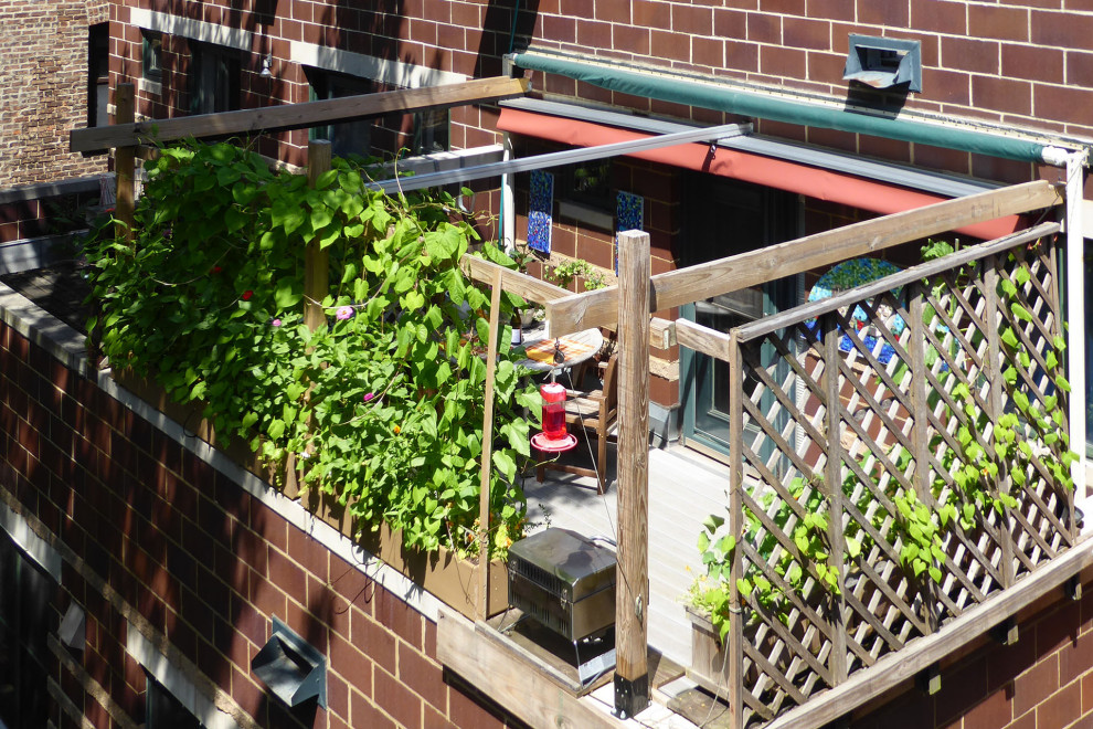 Idéer för en rustik balkong insynsskydd, med markiser