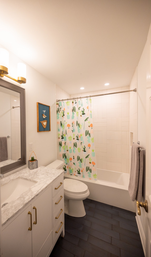Idéer för ett litet klassiskt badrum för barn, med släta luckor, vita skåp, ett badkar i en alkov, en dusch/badkar-kombination, en toalettstol med hel cisternkåpa, vit kakel, tunnelbanekakel, vita väggar, klinkergolv i porslin, ett undermonterad handfat, marmorbänkskiva, blått golv och dusch med duschdraperi