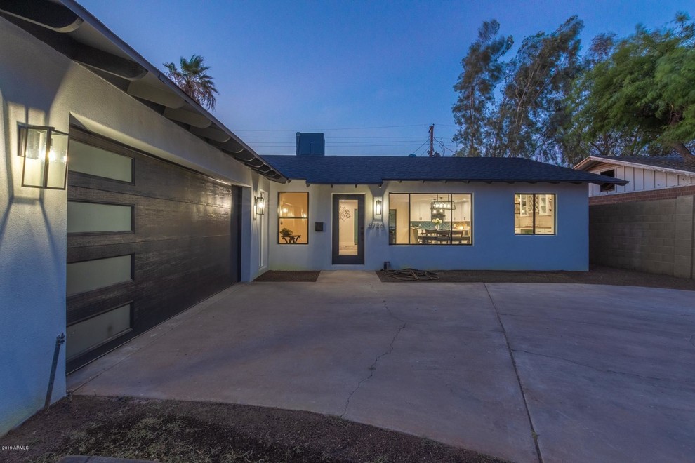 Example of a cottage home design design in Phoenix