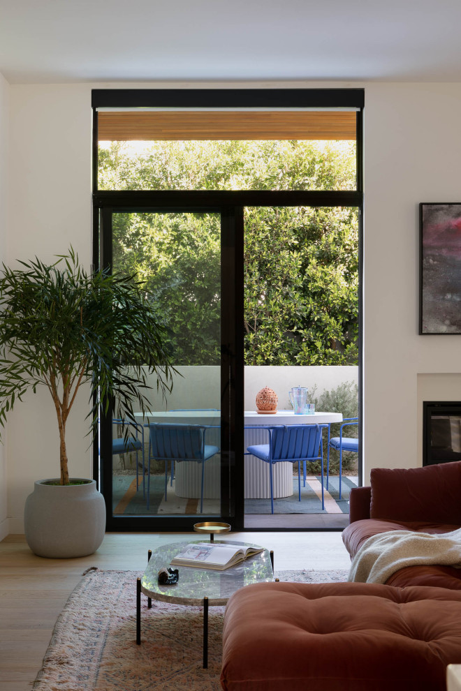 Mittelgroßes, Offenes Modernes Wohnzimmer mit hellem Holzboden, weißer Wandfarbe und freigelegten Dachbalken in Los Angeles