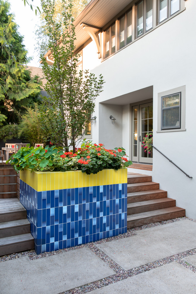 Diseño de patio minimalista pequeño sin cubierta en patio trasero con jardín de macetas y adoquines de hormigón