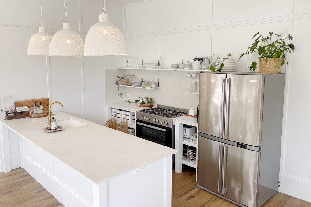 Design ideas for a mid-sized kitchen in Sydney.