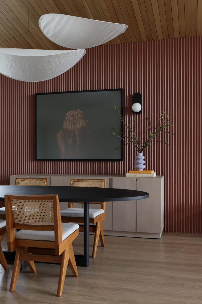 Retro Esszimmer mit roter Wandfarbe, Laminat, Holzdecke und Holzwänden in Vancouver